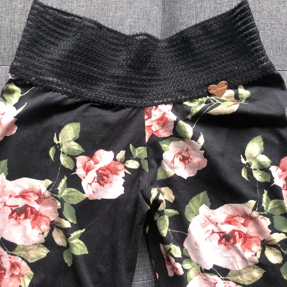 SOLD on Ⓜ️ Cute Booty Lounge Floral Legging XS - Picture 8 of 10